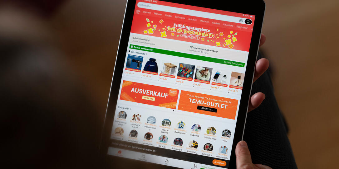ONLINEVERSAND, ONLINE-VERSAND, ONLINE-EINKAUF, ONLINE-HANDEL, ONLINEHANDEL, ONLINE-HAENDLER, ONLINE-SHOPPING, TEMU, IPAD, TABLET, WIRSCHAFT, GESELLSCHAFT, SHOPPING, DETAILHANDEL, KONSUM, ONLINEVERSAND, ONLINE-VERSAND, ONLINE-EINKAUF, ONLINE-HANDEL, ONLINEHANDEL, ONLINE-HAENDLER, ONLINE-SHOPPING, TEMU, IPAD, TABLET, WIRSCHAFT, GESELLSCHAFT, SHOPPING, DETAILHANDEL, KONSUM,