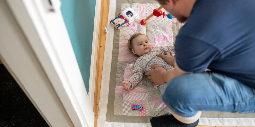 KLEINKIND, BABY, BEBE, SAEUGLING, KIND, TOCHTER, MAEDCHEN, ELTERN, VATER, EHEMANN, KINDERBETREUUNG, VATERSCHAFTSURLAUB, ELTERNZEIT