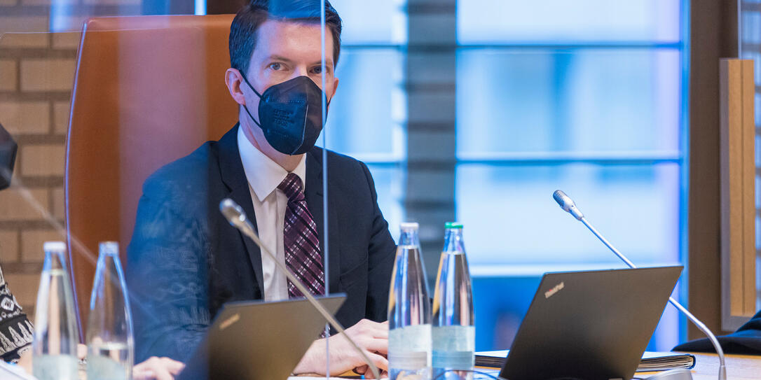 Gemäss dem Regierungsrat Manuel Frick ist beim Neubau des  Landesspitals alles im grünen Bereich.