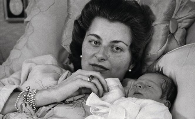 ERBPRINZ, PRINZ, FUERSTIN, WOCHENBETT, BLUMENSTRAUSS, BABY, SAEUGLING, MUTTER UND KIND,