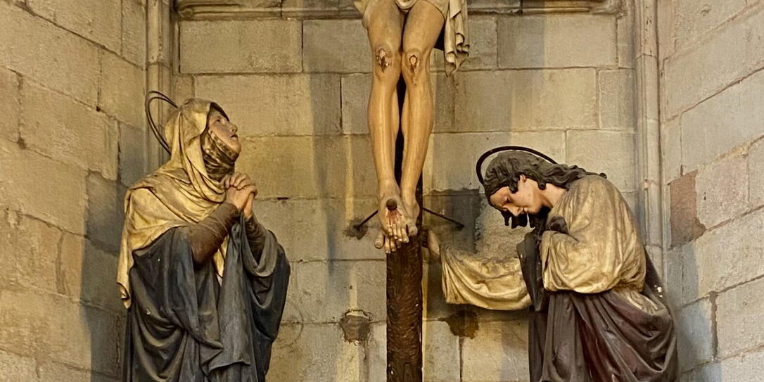 In der Kathedrale von Barcelona findet man diese gotische Darstellung des Christus am Kreuz mit seiner Mutter Maria und dem Apostel Johannes. In der Kathedrale von Barcelona findet man diese gotische Darstellung des Christus am Kreuz mit seiner Mutter Maria und dem Apostel Johannes.