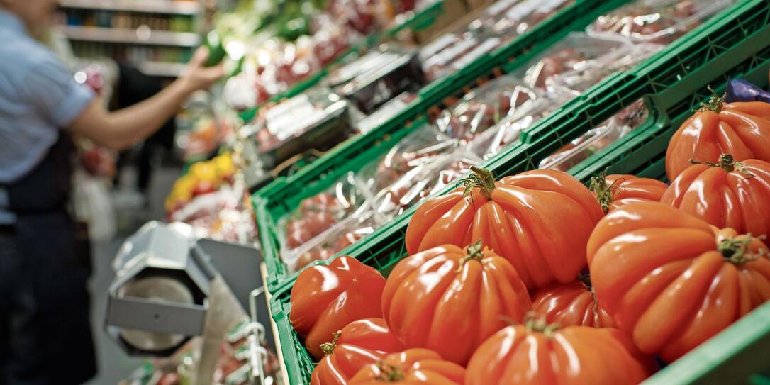 EINKAUFEN, EINKAUF, EINKAEUFE, LADEN, LAEDEN, EINZELHANDEL, COOP, SUPERMARKT, LEBENSMITTEL, LEBENSMITTELGESCHAEFT, GESCHAEFT, TOMATE, TOMATEN, GEMUESEREGAL, GEMUESEREGALE