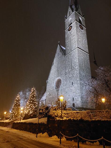 Ganz weihnachtlich präsentiert sich auch die Laurentius-Kirche in Schaan
