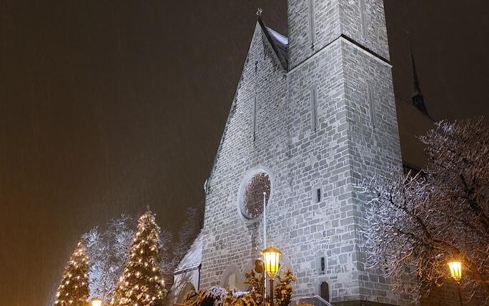 Ganz weihnachtlich präsentiert sich auch die Laurentius-Kirche in Schaan