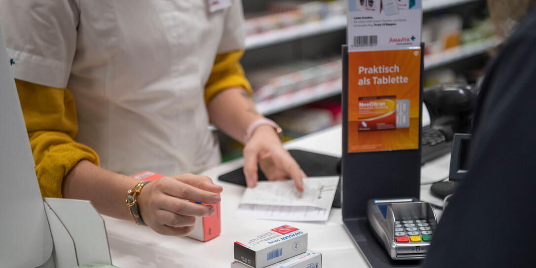 APOTHEKE, AMAVITA, AMAVITA APOTHEKE, GALENICARE, GALENICA GRUPPE, APOTHEKER, APOTHEKERIN, KUNDE, MEDIKAMENT, ARZNEIMITTEL, KASSE, BEZAHLEN, EINKAUF, VERKAUF, VERKAUFSSITUATION