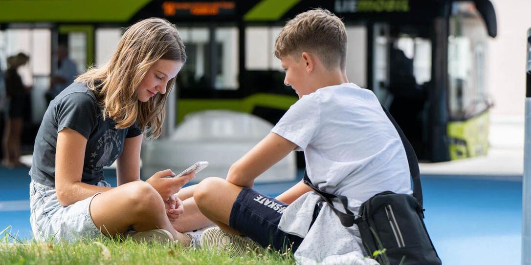 Schüler beim Busbahnhof Schaan