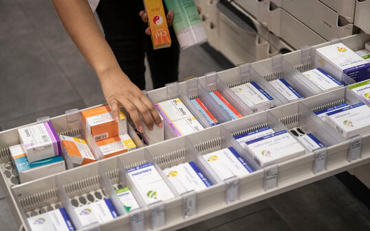 APOTHEKE, AMAVITA, AMAVITA APOTHEKE, GALENICARE, GALENICA GRUPPE, APOTHEKER, APOTHEKERIN,  MEDIKAMENT, ARZNEIMITTEL,  LAGER