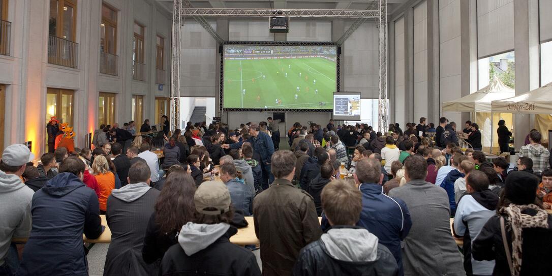 An der Warm-Up-Party wird auf das Livespiel eingestimmt. Die Partie wird dann auch auf Grossleinwand gezeigt. An der Warm-Up-Party wird auf das Livespiel eingestimmt. Die Partie wird dann auch auf Grossleinwand gezeigt.