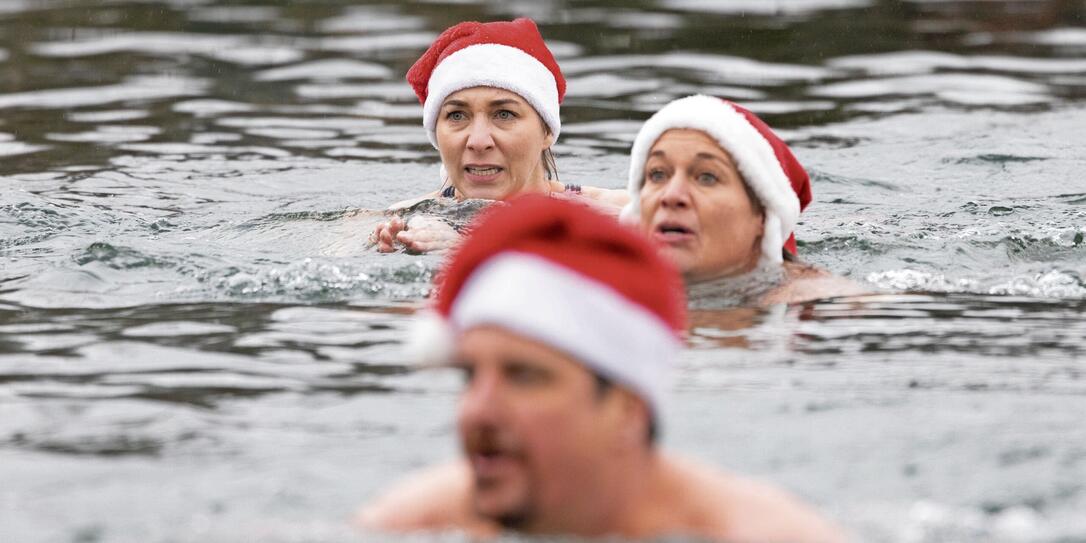 Kreative lassen ihren Gedanken freien Lauf, um mit Verkleidungen und Humor dem Eiswasser zu trotzen. Kreative lassen ihren Gedanken freien Lauf, um mit Verkleidungen und Humor dem Eiswasser zu trotzen.