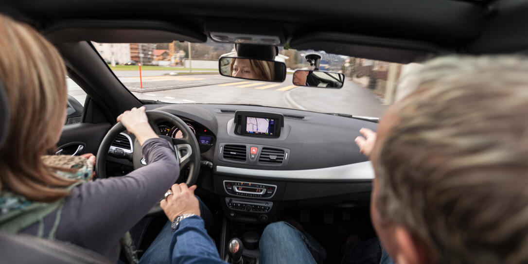AUTO, AUTOFAHREN, FAHRLEHRER, FAHRSCHUELERIN, FRAU, LERNEN, LENKRAD, STEUER, FRONTSCHEIBE, FRONT SCREEN,