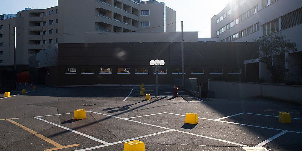 Die Klinik Moncucco in Lugano stellt langsam wieder auf Normalbetrieb um. Im Bild: Abgesperrter Parkplatz für den Katastrophenschutzes. Die Klinik Moncucco in Lugano stellt langsam wieder auf Normalbetrieb um. Im Bild: Abgesperrter Parkplatz für den Katastrophenschutzes.