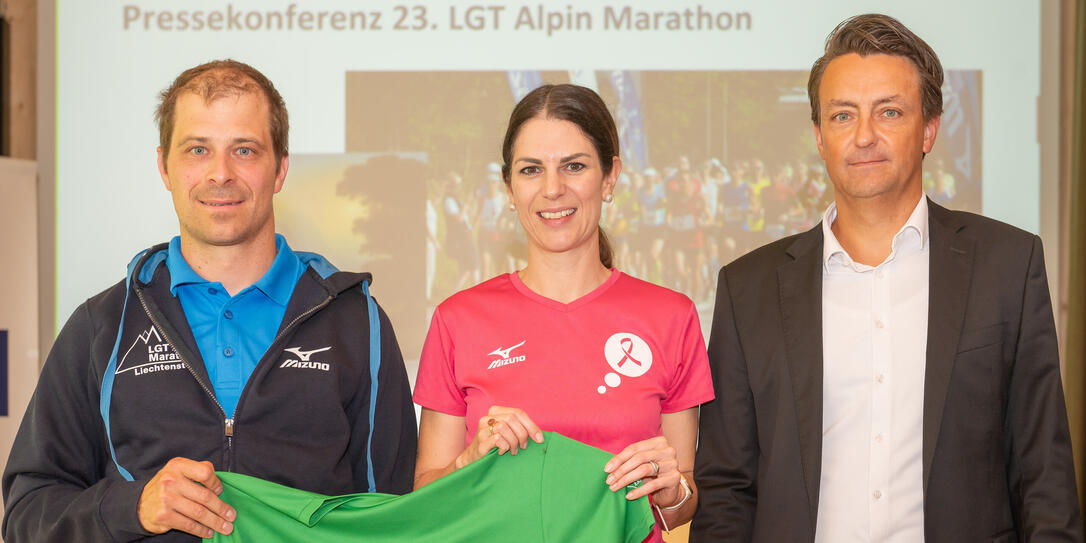OK-Chef Christof Willinger, Karin Schöb vom Charitylauf Pink Ribbon und LGT-Vertreter Florian Kaiser (v.l.).