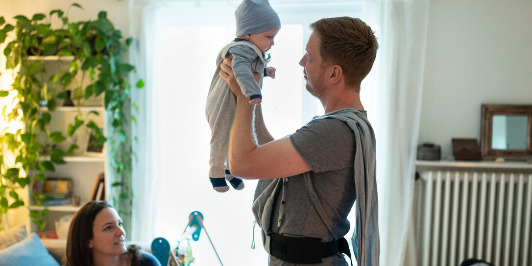 BABY, SAEUGLING, KLEINKIND, BEBE, KIND, SOHN, ELTERN, VATER, VATERSCHAFTSURLAUB, ELTERNZEIT, KINDERBETREUUNG, MUTTER, EHEPAAR, EHEFRAU, EHEMANN,