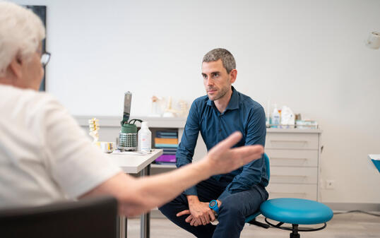 HAUSARZT, HAUSARZTPRAXIS, ARZTPRAXIS, AERZTEHAUS, AERZTEZENTRUM, AERZTEHAUS SEEBACH, PATIENTIN, AERZTLICHE KONSULTATION, KONSULTATION, GESPRAECH, BESPRECHUNG,