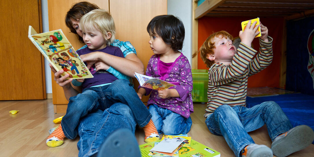 TAGESELTERN, TAGESMUTTER, TAGESFAMILIE, KINDERBETREUUNG, FAMILIENERGAENZENDE KINDERBETREUUNG, BETREUUNG, TAGESKIND, TAGESKINDER, KINDER, SPIELZIMMER, SPIELZEUG, SPIELSACHEN, KINDERZIMMER, KINDERBUCH, KINDERBUECHER,